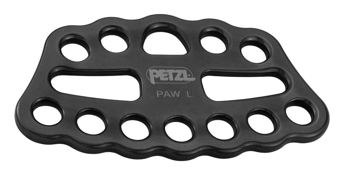 Petzl Paw L, ein schwarzes Kletterzubehör mit mehreren Löchern für optimale Handhabung und Sicherheit.