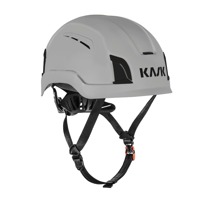 Grauer Kask Helm für Kletter- und Bergsport mit verstellbarem Riemen und Belüftungslöchern.