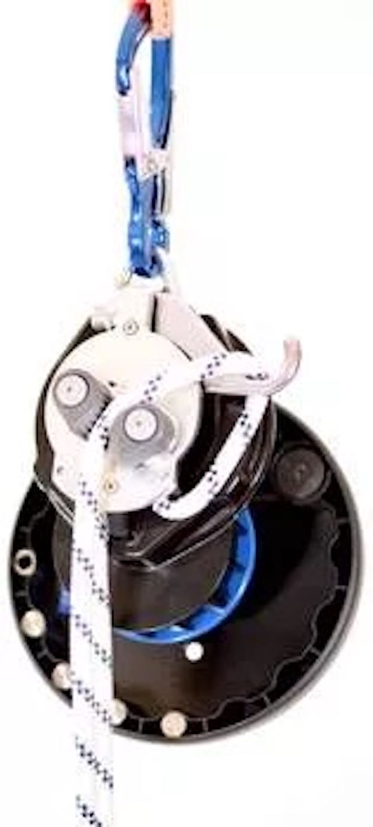 Mechanisches Seilzug-System mit Rollen und Karabinerhaken für Hebe- und Zuganwendungen.