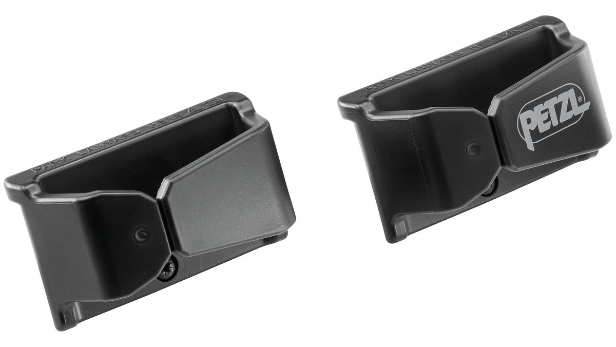 Zwei schwarze Petzl Halterungen für Kletterausrüstung, robust und funktional, ideal für Outdoor-Aktivitäten.