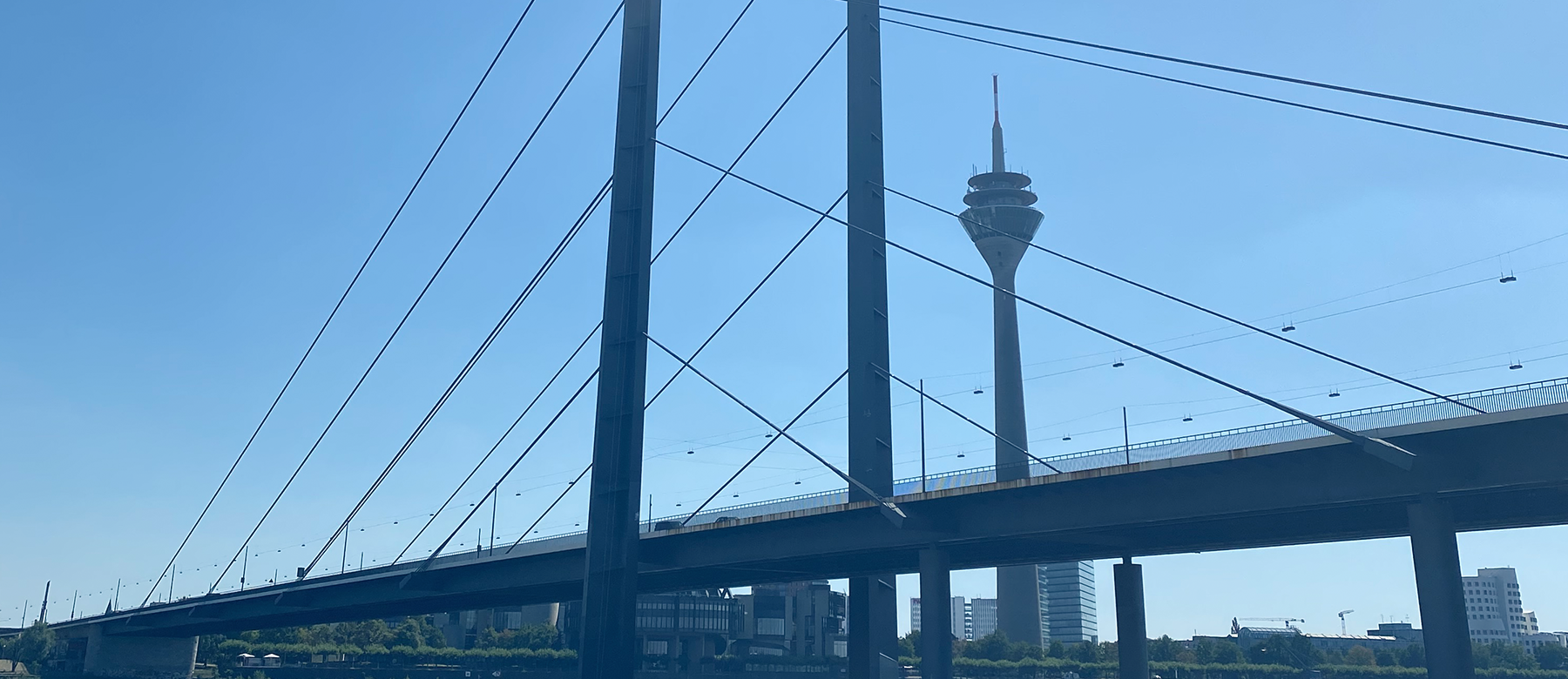 Sonne, Stahl und dreckige Hindernisse - Eine Brückenprüfung in Düsseldorf