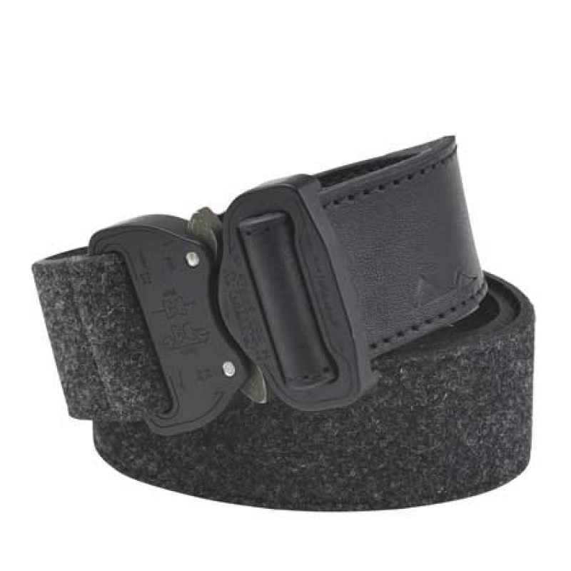 Schwarzer Gürtel aus Filz mit robustem Schnallenverschluss für Herrenmode.